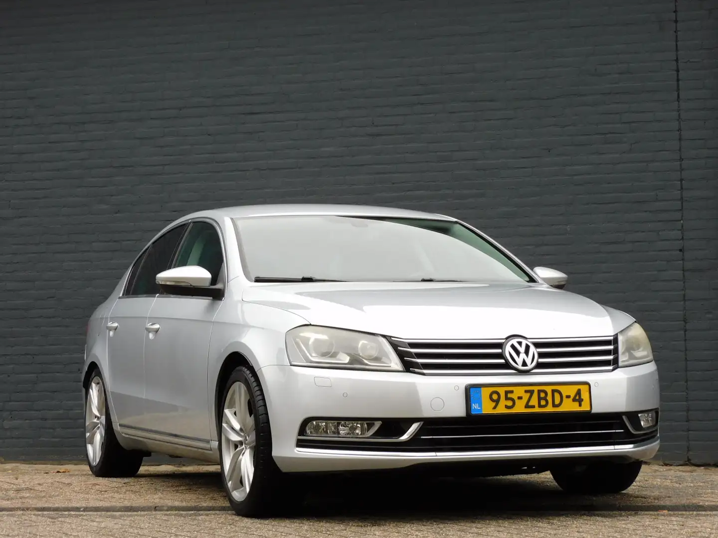 Volkswagen Passat 1.8 TSI Highline NAVI! STOELVERWARMING! LEER! CRUI Grijs - 2