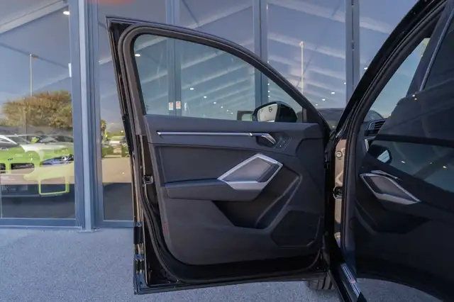 Audi Q3 view 6
