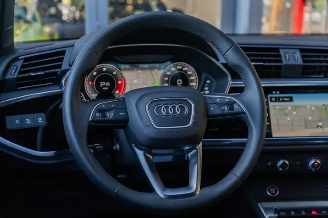 Audi Q3 view 8