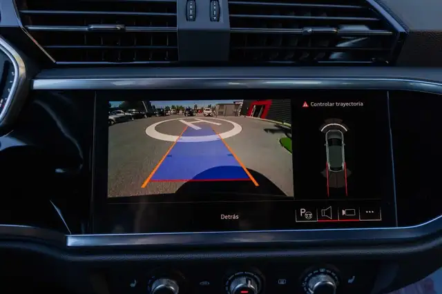 Audi Q3 view 11