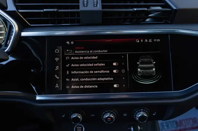 Audi Q3 view 14