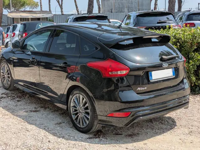 Ford Focus view 3