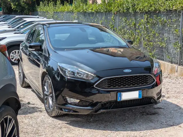 Ford Focus view 2