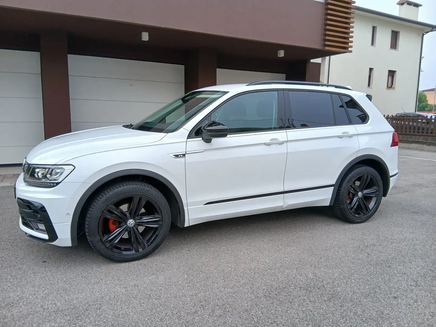 Volkswagen Tiguan 1.5 Tsi R line Black Edition tua a € 312 mese Bianco - 1