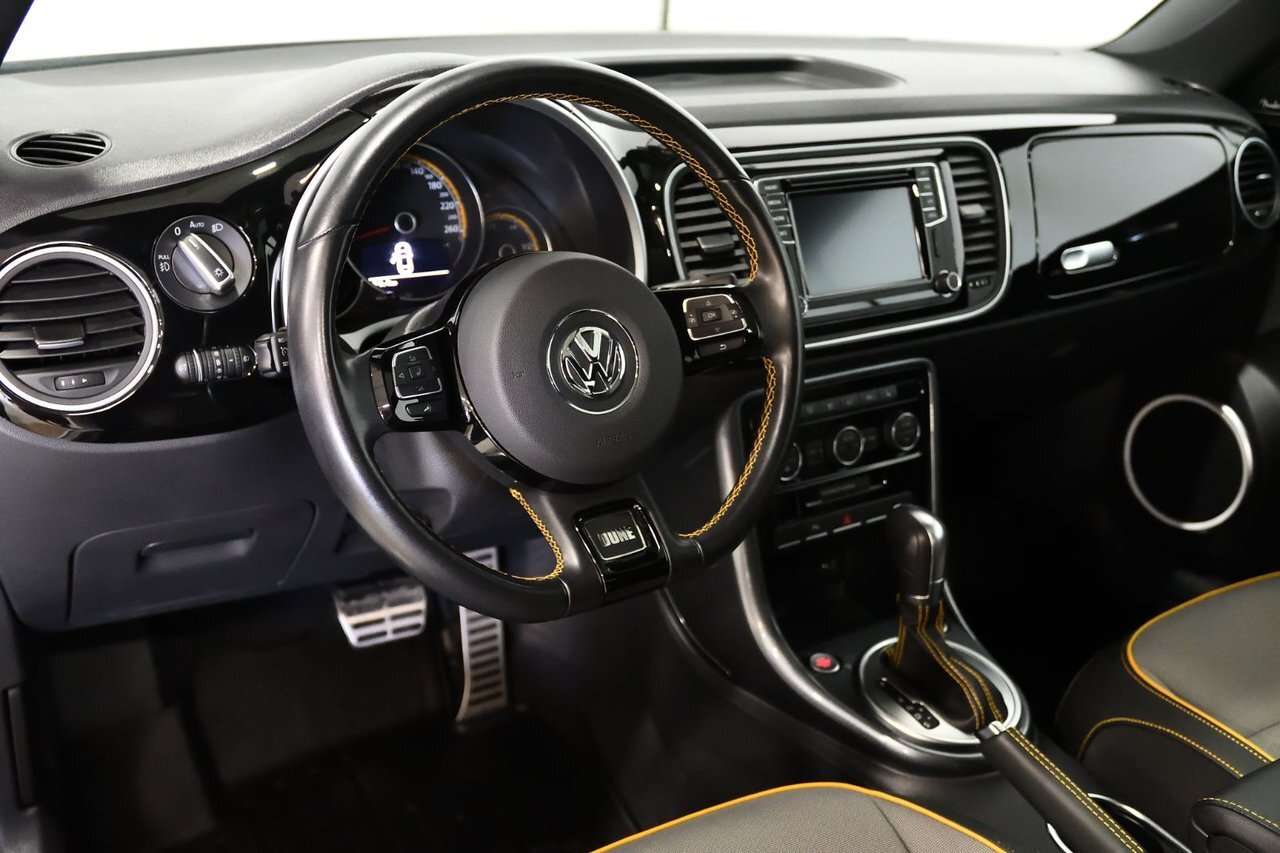 2019 Volkswagen Beetle Dune / Fender / Bas KM / Toit pano / Navigation / — снимка 1