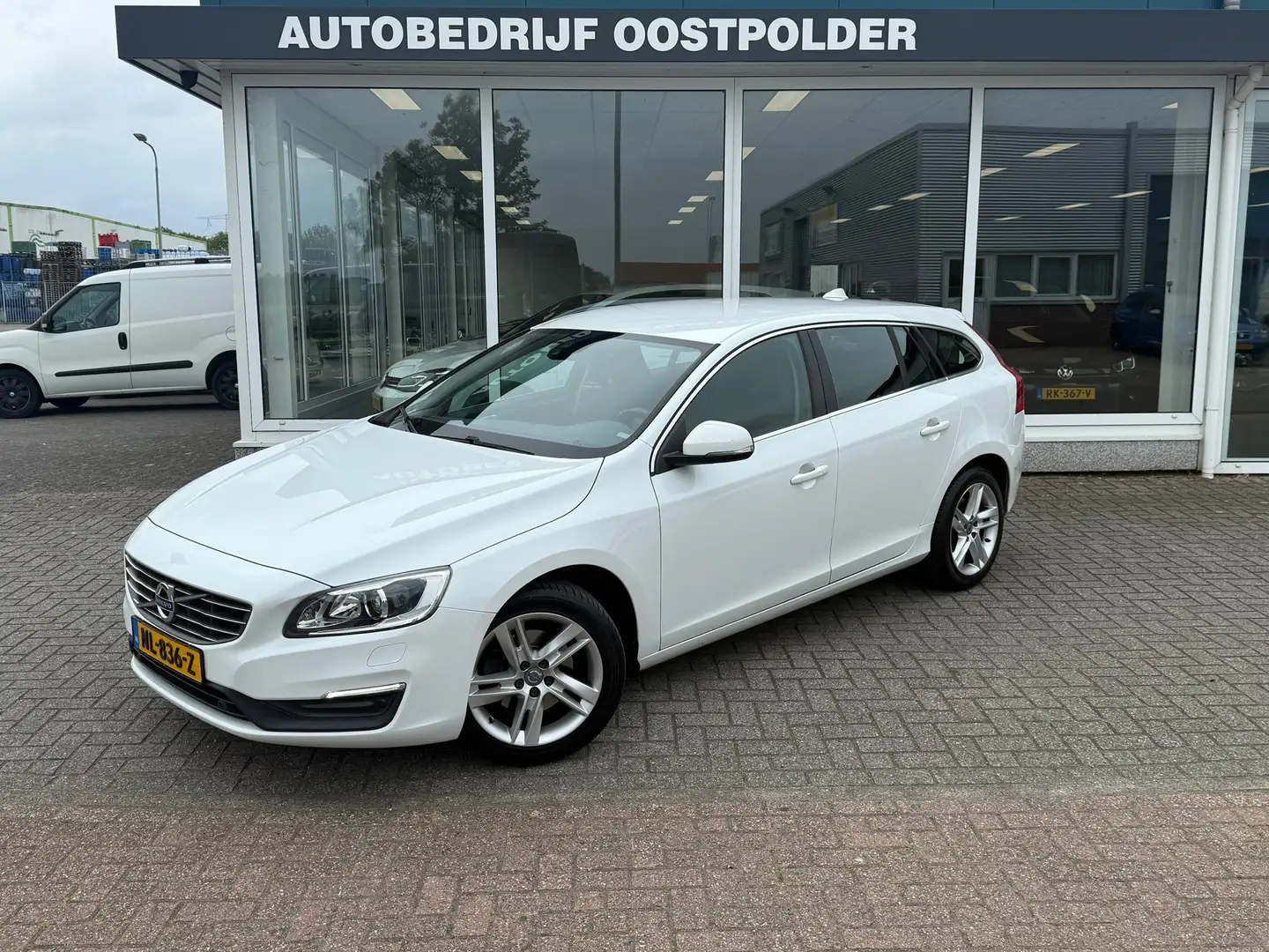 Volvo V60 1.5 T2 Momentum Blanc - 1