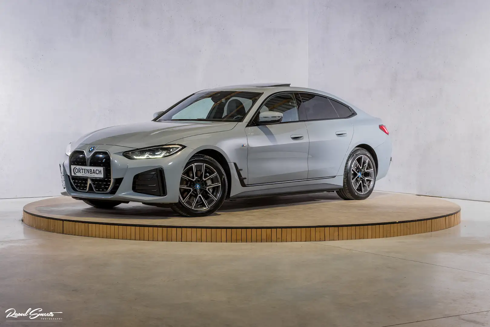 BMW i4 eDrive40 84 | M-sport | Brooklyn | Adaptive cruise Grijs - 1