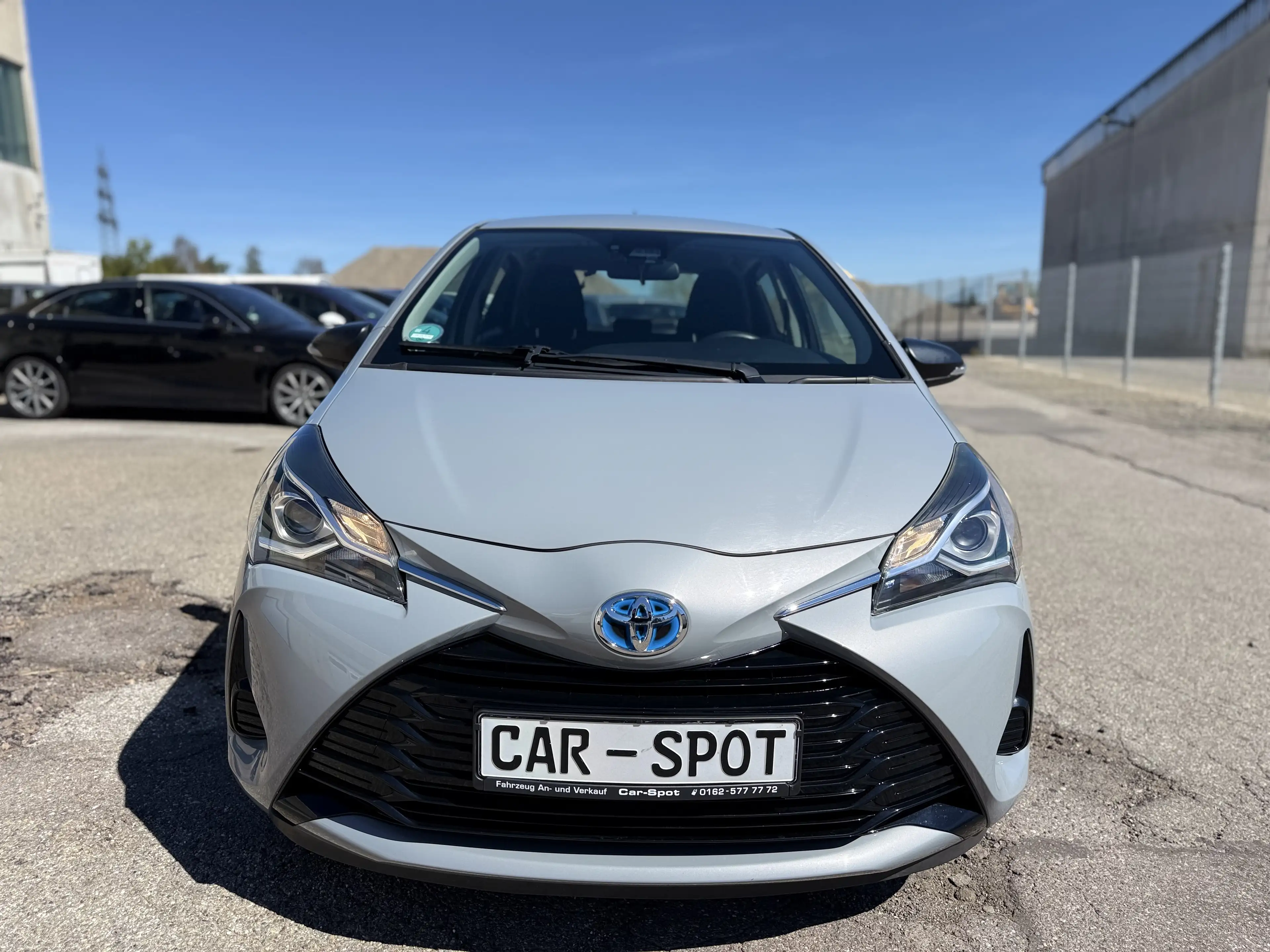 Toyota Yaris Hybrid*ERSTE HAND *47 TKM* TÜV NEU*AUTOMATIK*Spurhalteassistent* — photo 2