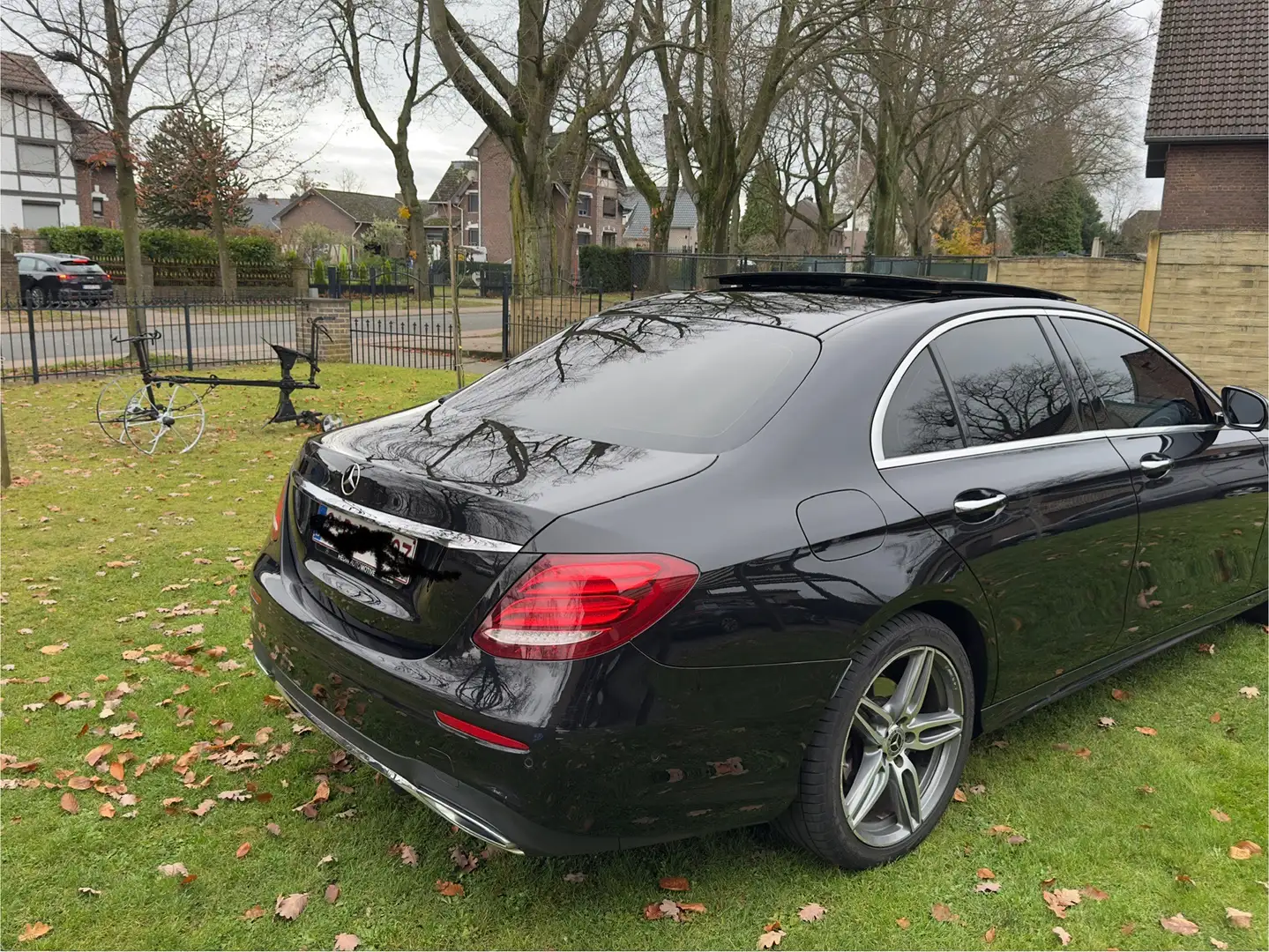 Mercedes-Benz E 220 d 9G-TRONIC AMG Line - 1