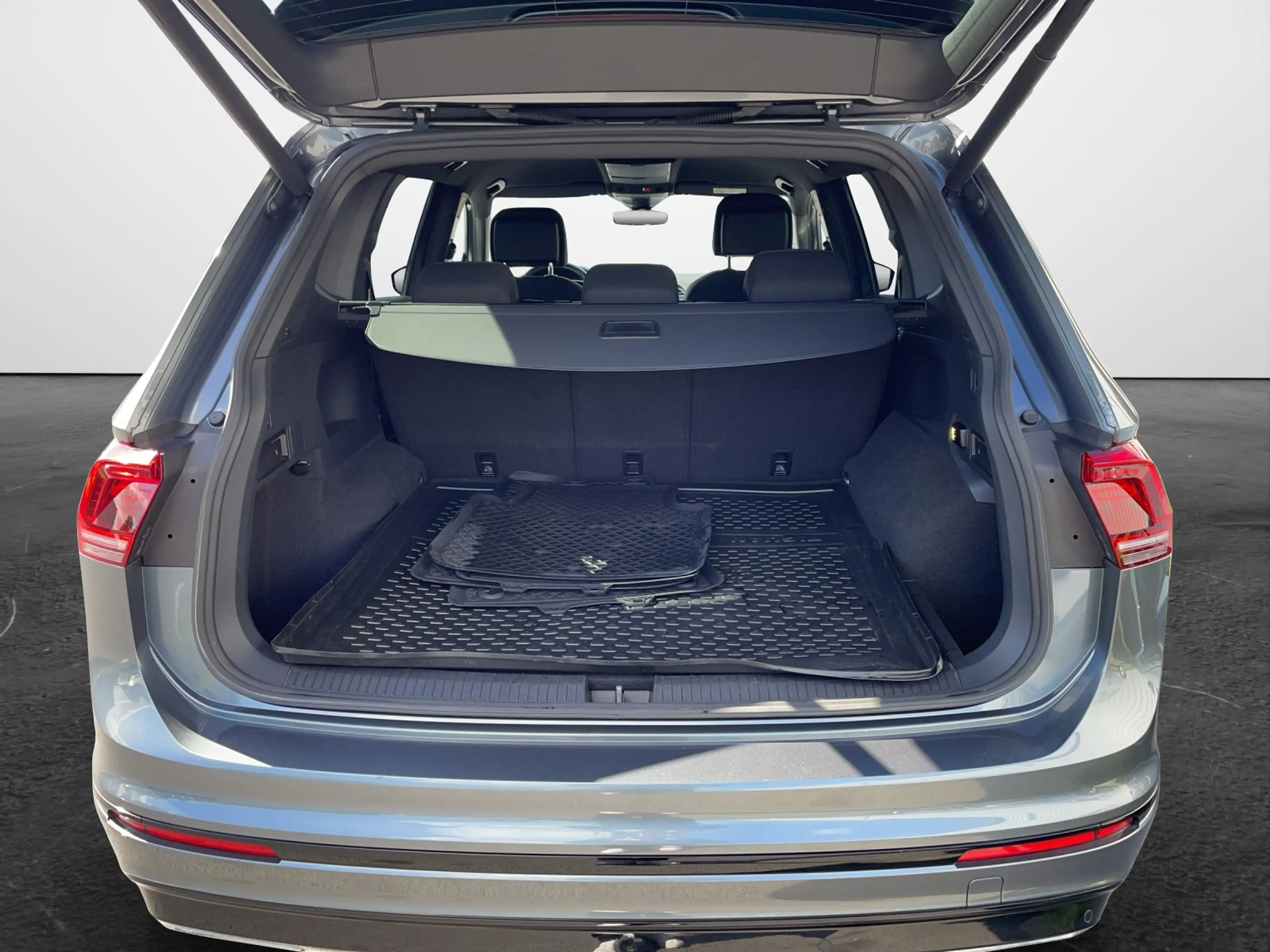 Volkswagen Tiguan Allspace 2.0 TDI DSG 4MOTION Highline R-Line-Paket Black... — photo 12