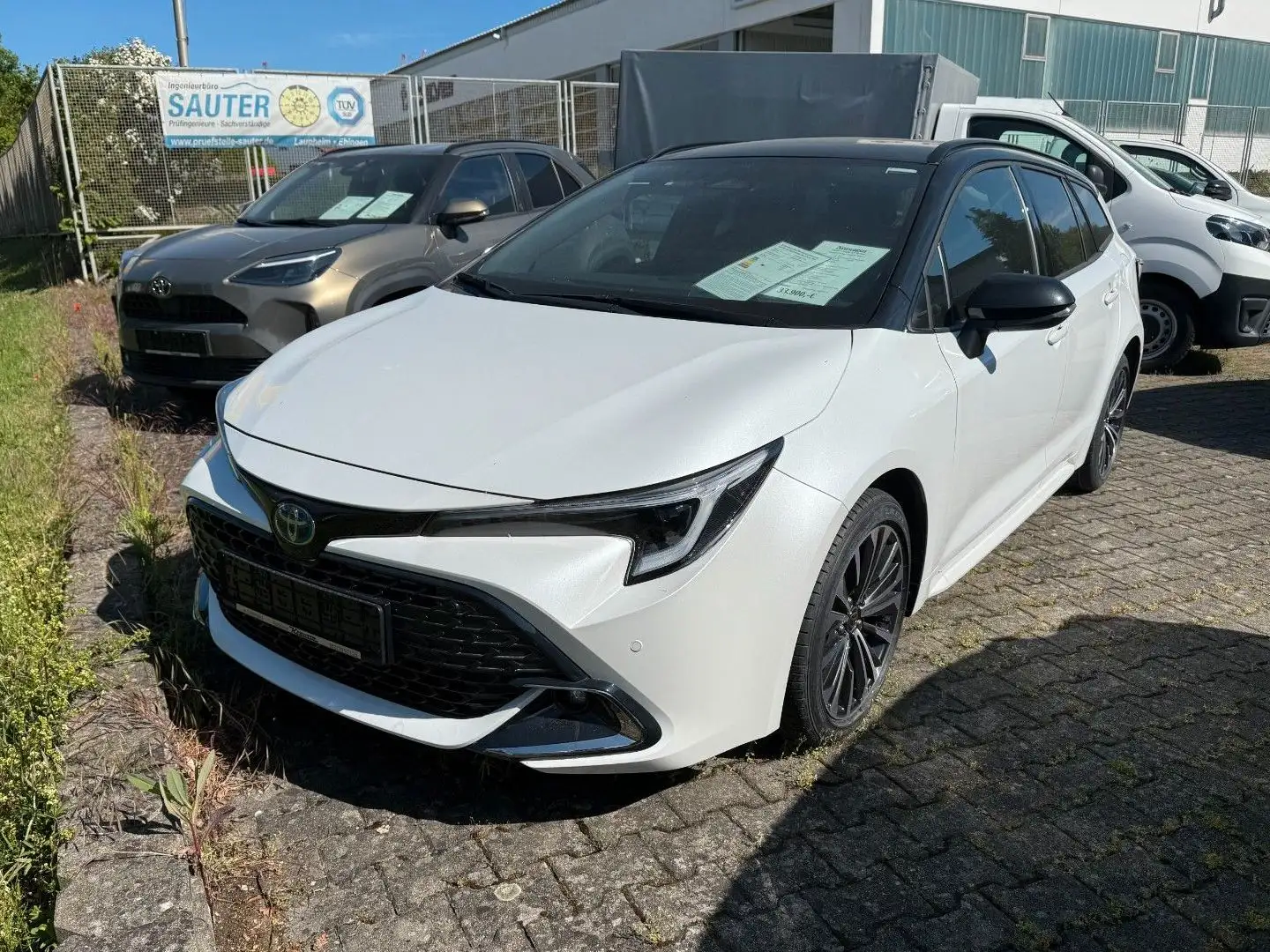 Toyota Corolla 1.8 TS Hybrid Black and White Bílá - 1