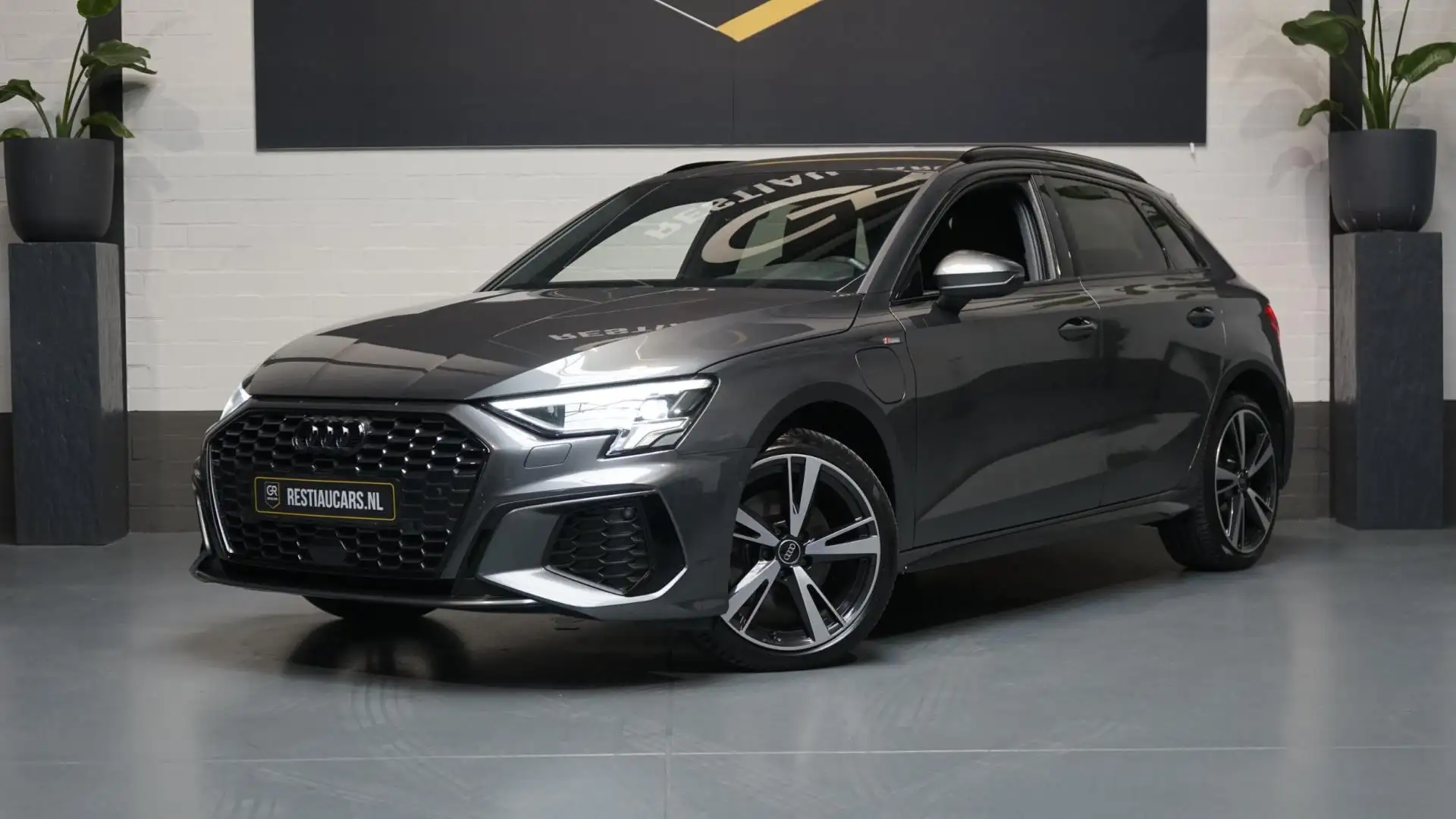 Audi A3 Sportback 40 TFSIe 3x S-Line BLACK OPTIK-AUTOMAAT- Grijs - 1