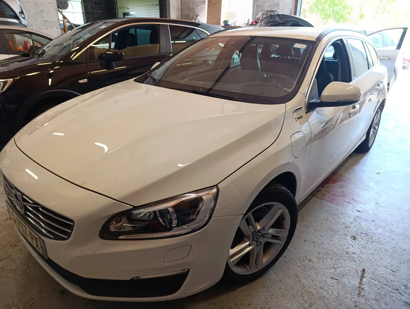 Volvo V60 D6 Twin Engine AWD Momentum Business Geartronic Blanc - 1