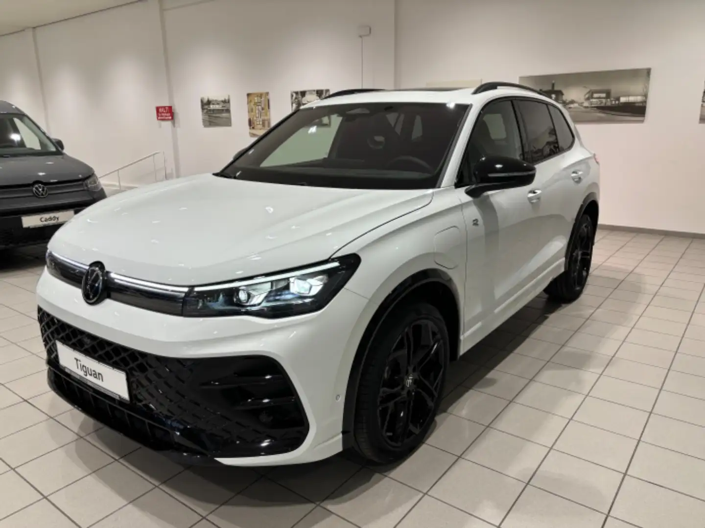 Volkswagen Tiguan (Systemleistung 200kW!.BlackStyle.AHK.Panorama) 1. Wit - 2