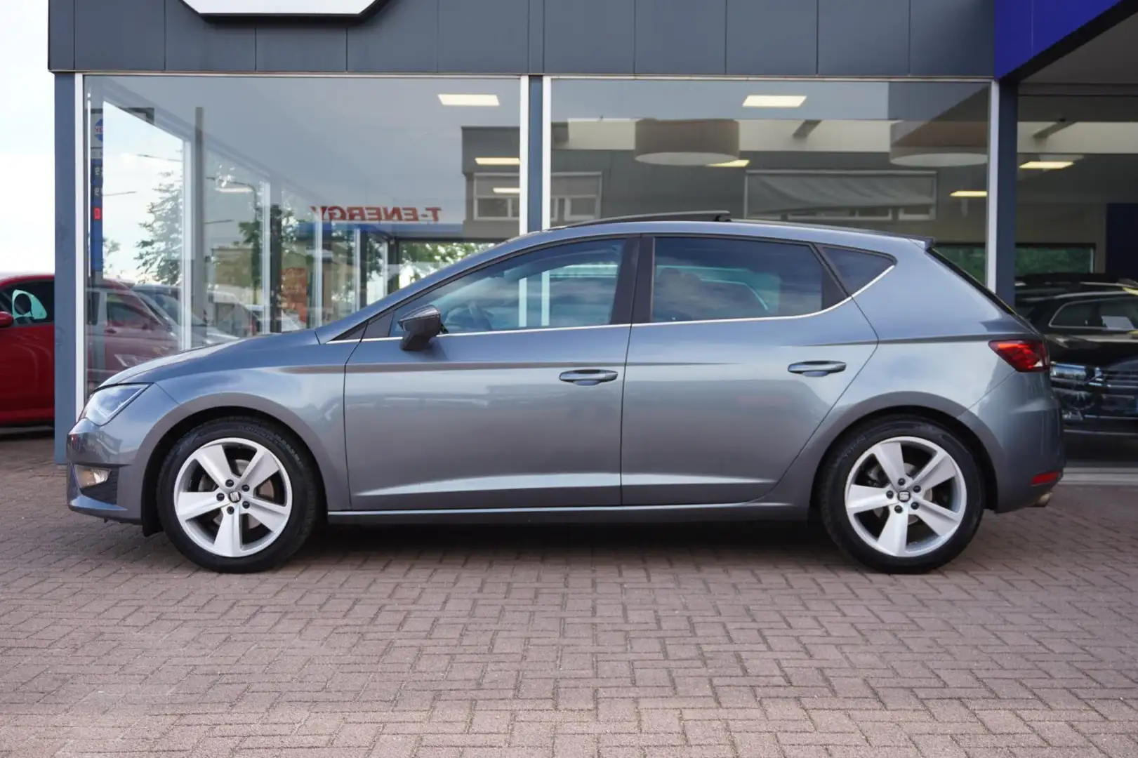 SEAT Leon 1.4 TSI FR Business | 5deurs | Panodak | Airco | E Grau - 2