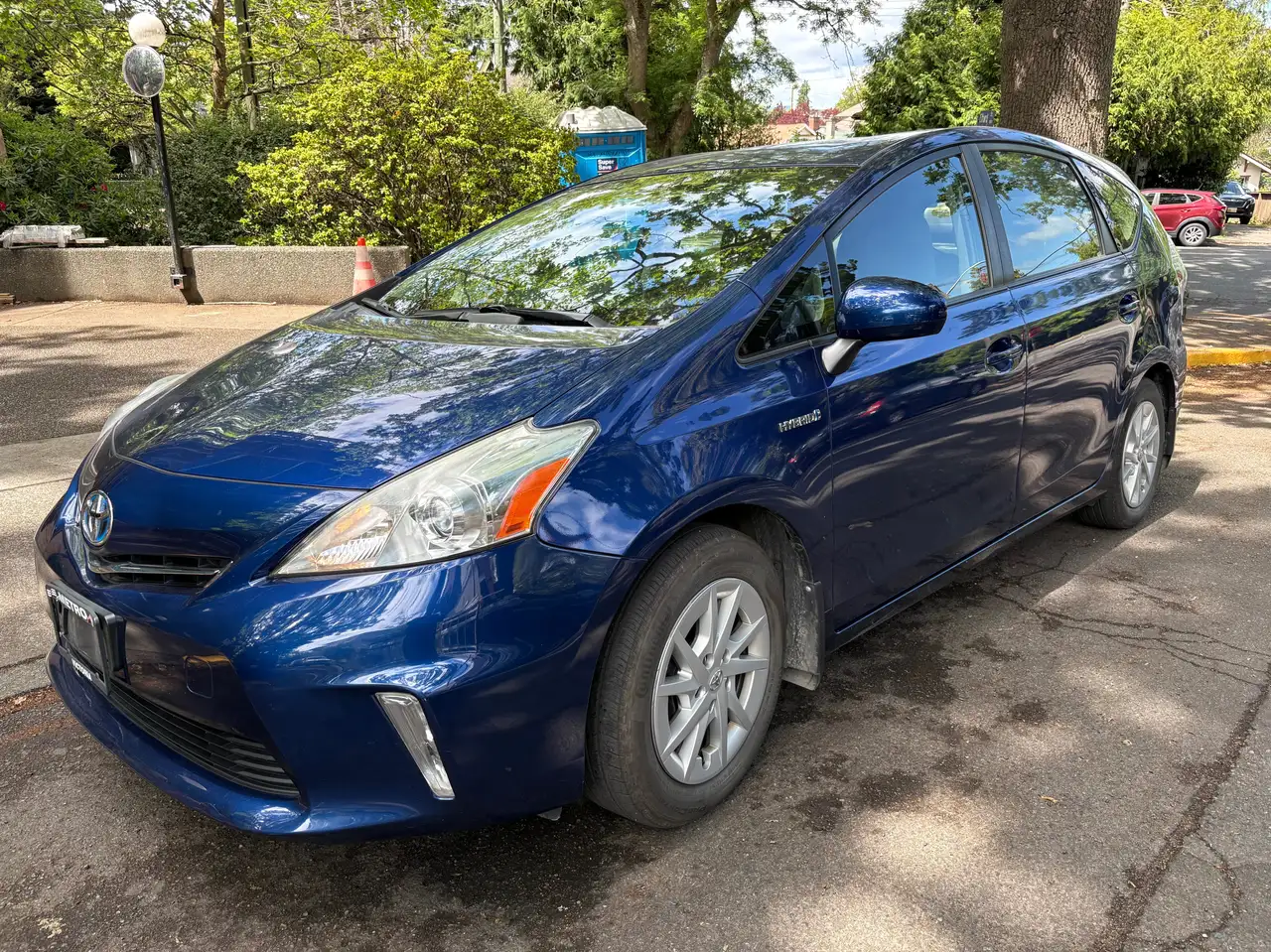 Toyota Prius v photo Toyota Prius v