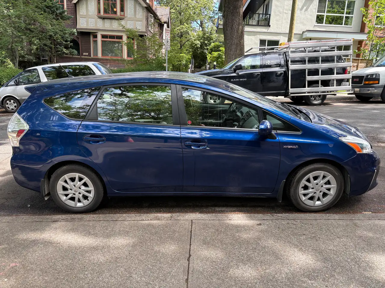 Toyota Prius v photo Toyota Prius v