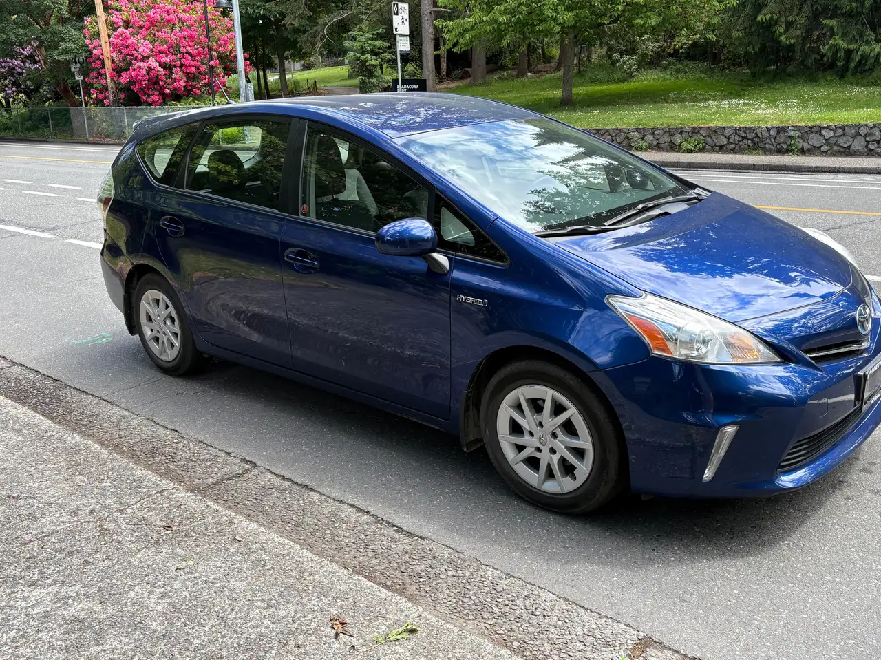Toyota Prius v photo Toyota Prius v
