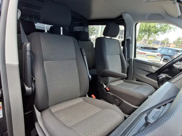 Volkswagen Transporter view 4