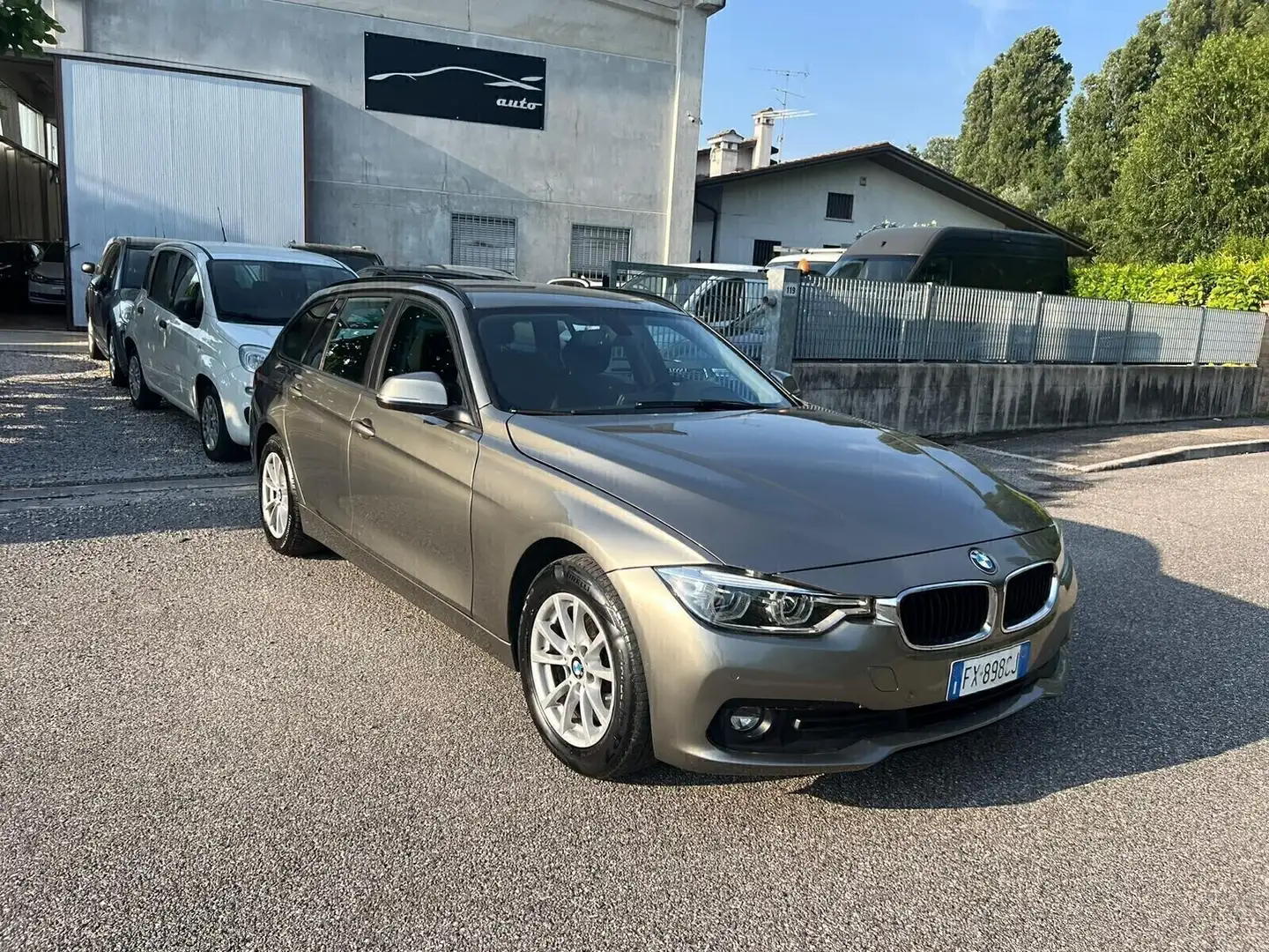 BMW 320 320d Touring Business Advantage aut. Gold - 2