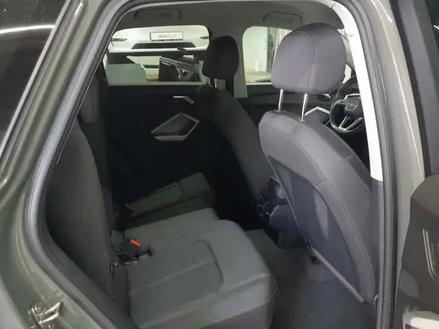 Audi Q3 view 14