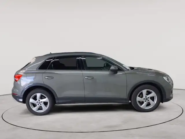 Audi Q3 view 3