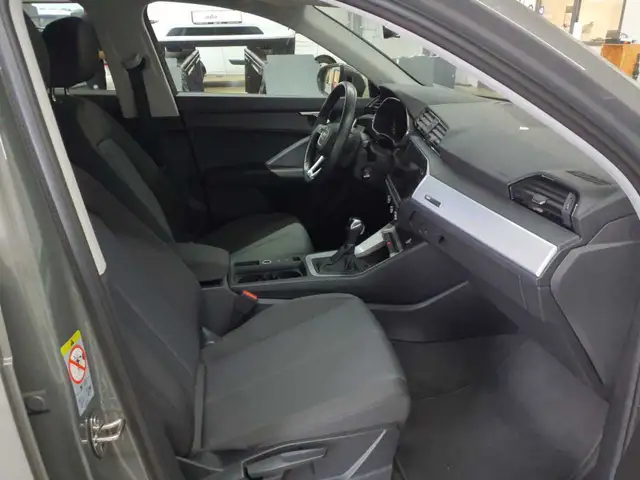 Audi Q3 view 8