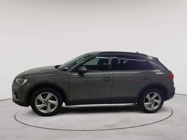 Audi Q3 view 6