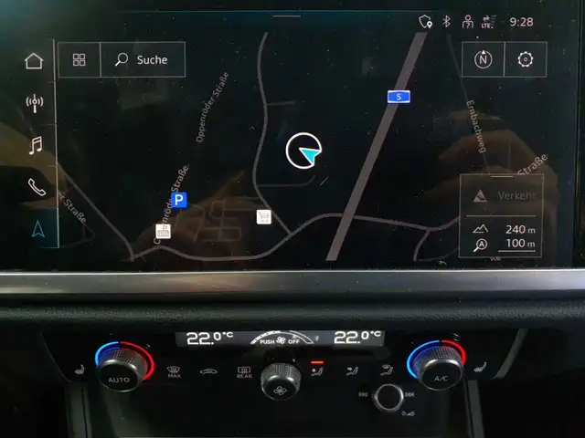 Audi Q3 view 12