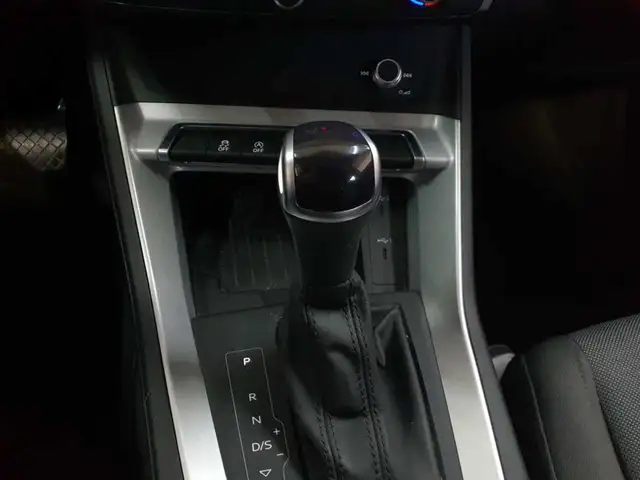 Audi Q3 view 10