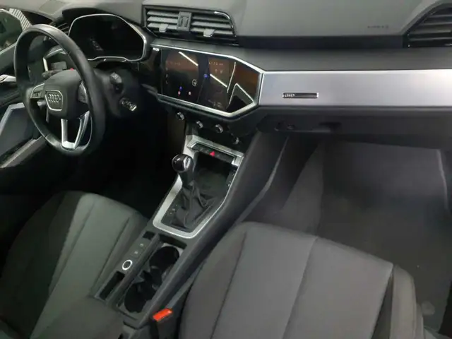 Audi Q3 view 9