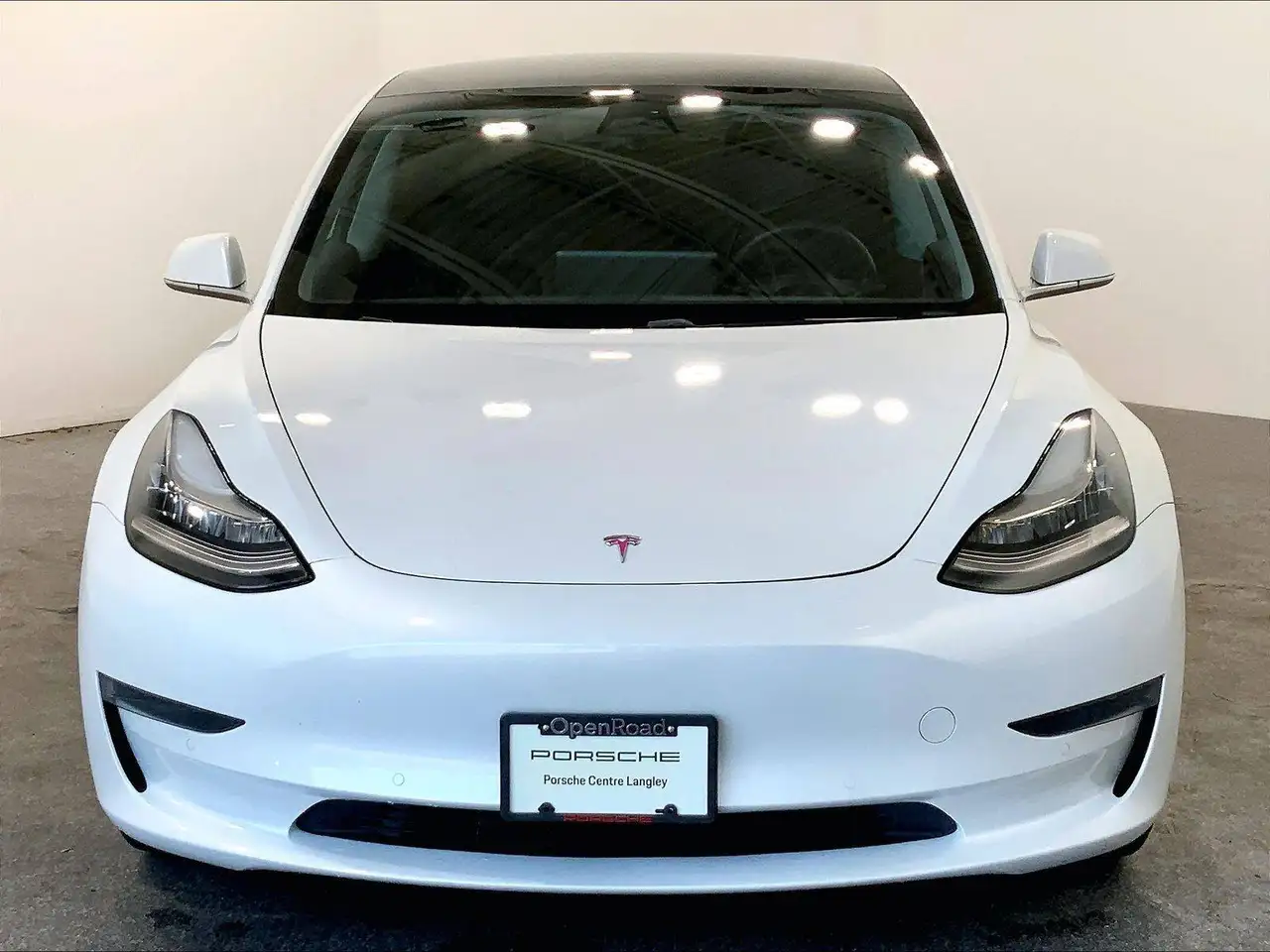 Tesla Model 3 снимка Tesla Model 3