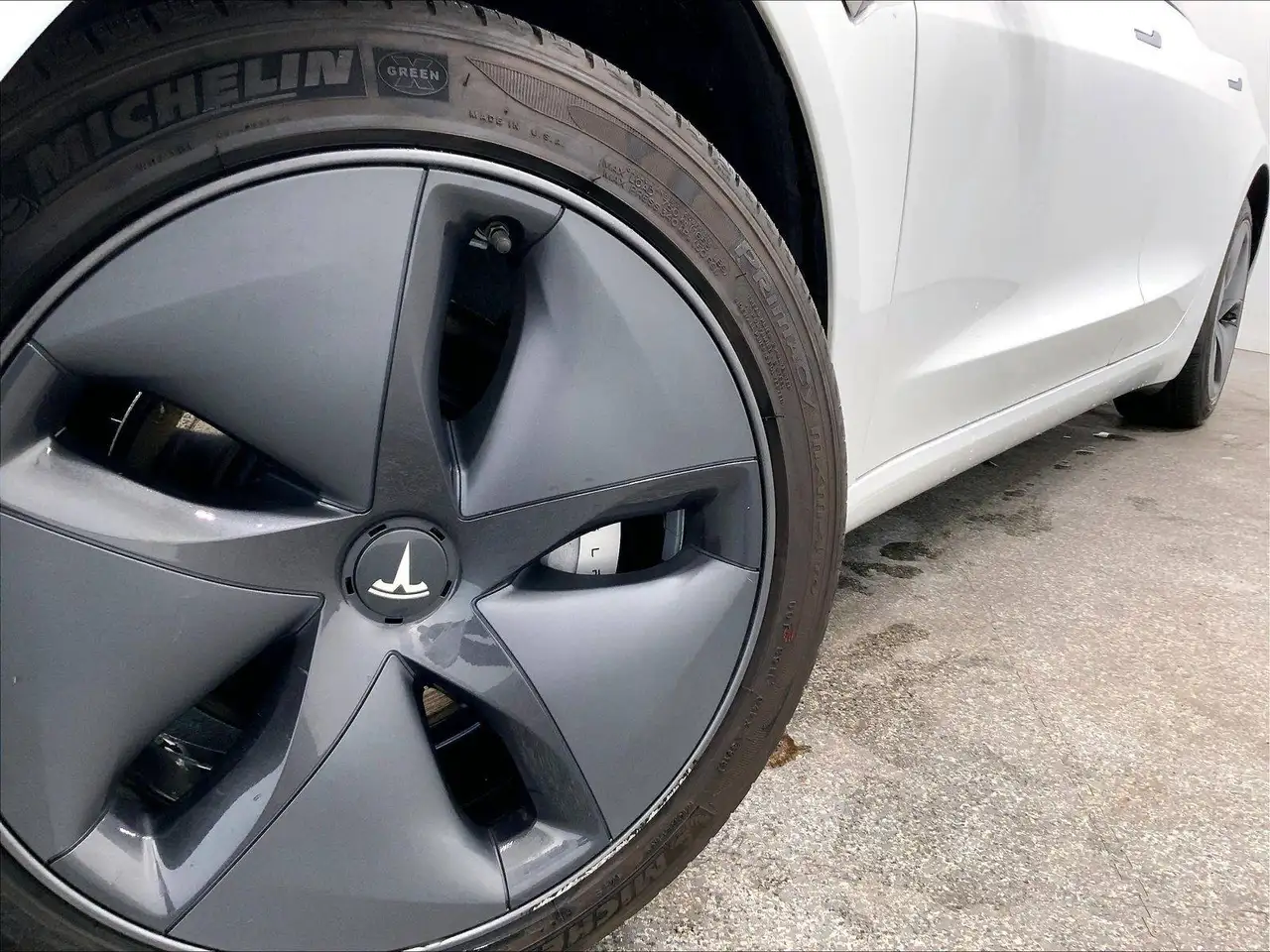 Tesla Model 3 снимка Tesla Model 3