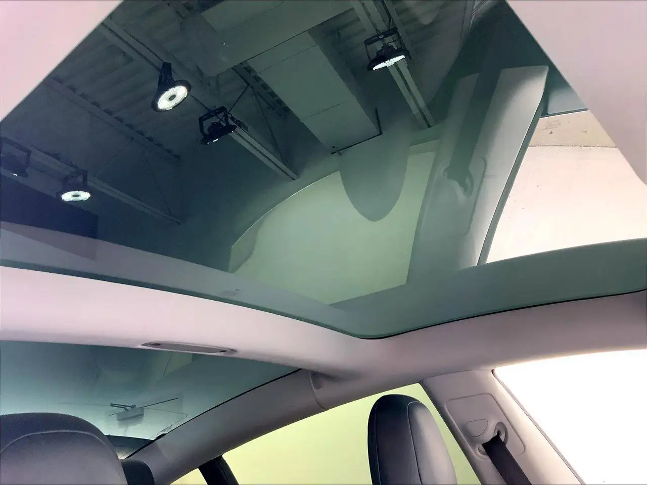 Tesla Model 3 снимка Tesla Model 3