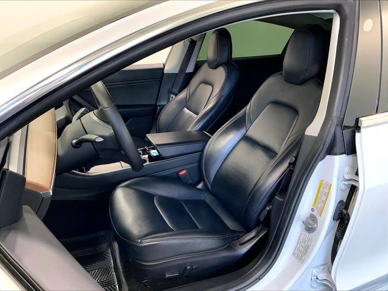 Tesla Model 3 снимка Tesla Model 3