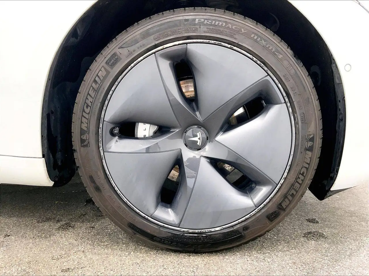 Tesla Model 3 снимка Tesla Model 3
