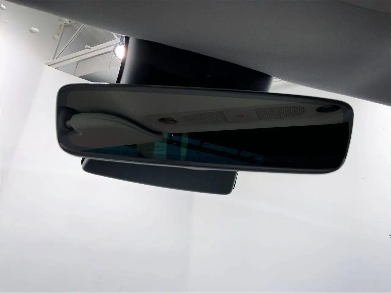 Tesla Model 3 снимка Tesla Model 3