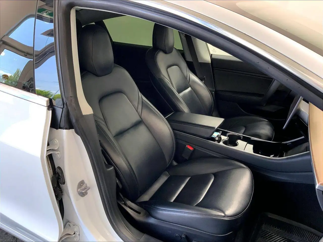 Tesla Model 3 снимка Tesla Model 3