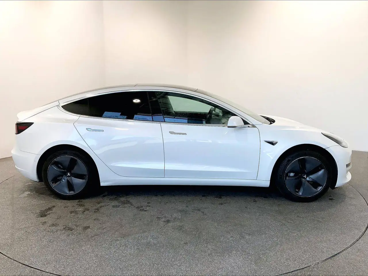 Tesla Model 3 снимка Tesla Model 3