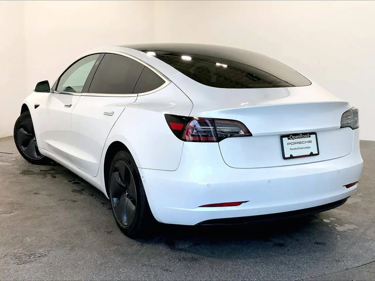 Tesla Model 3 снимка Tesla Model 3