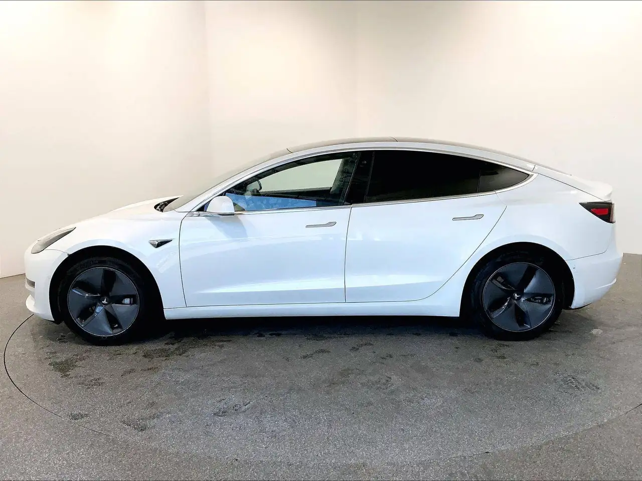 Tesla Model 3 снимка Tesla Model 3