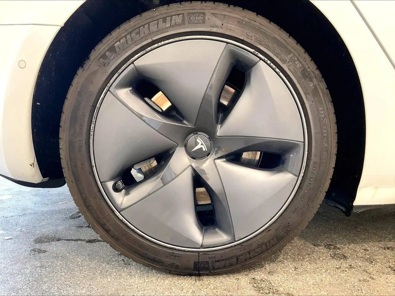 Tesla Model 3 снимка Tesla Model 3