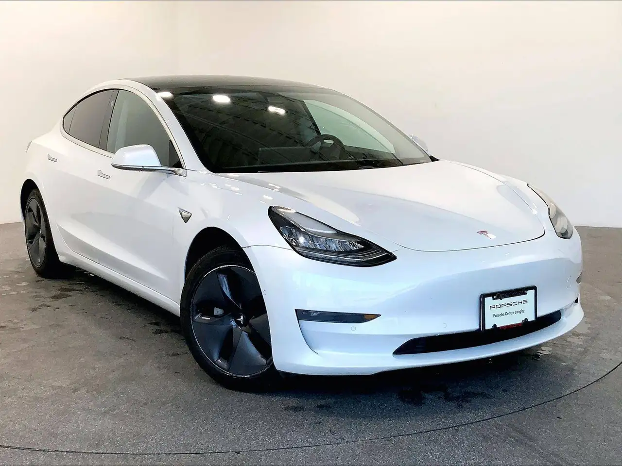 Tesla Model 3 снимка Tesla Model 3