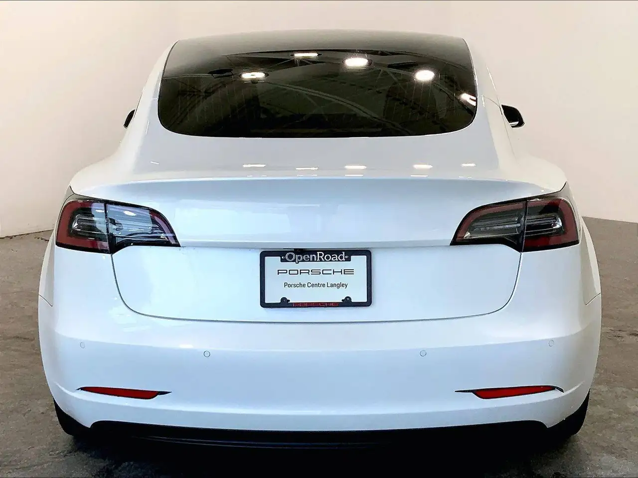Tesla Model 3 снимка Tesla Model 3