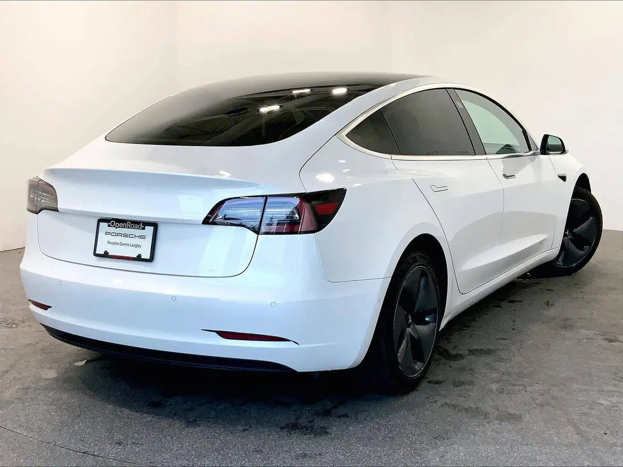 Tesla Model 3 снимка Tesla Model 3
