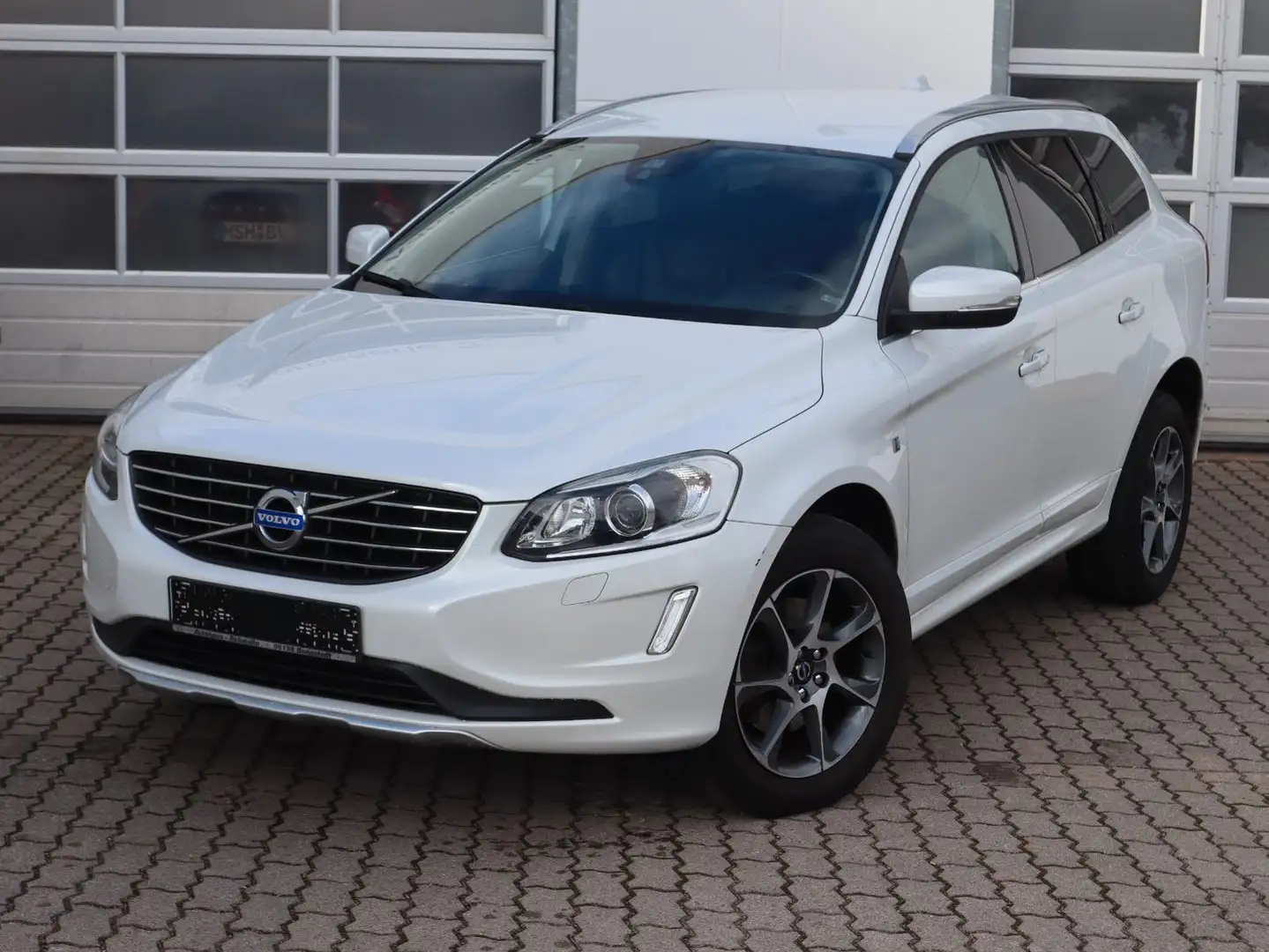 Volvo XC60 D4 Ocean Race FWD Weiß - 2