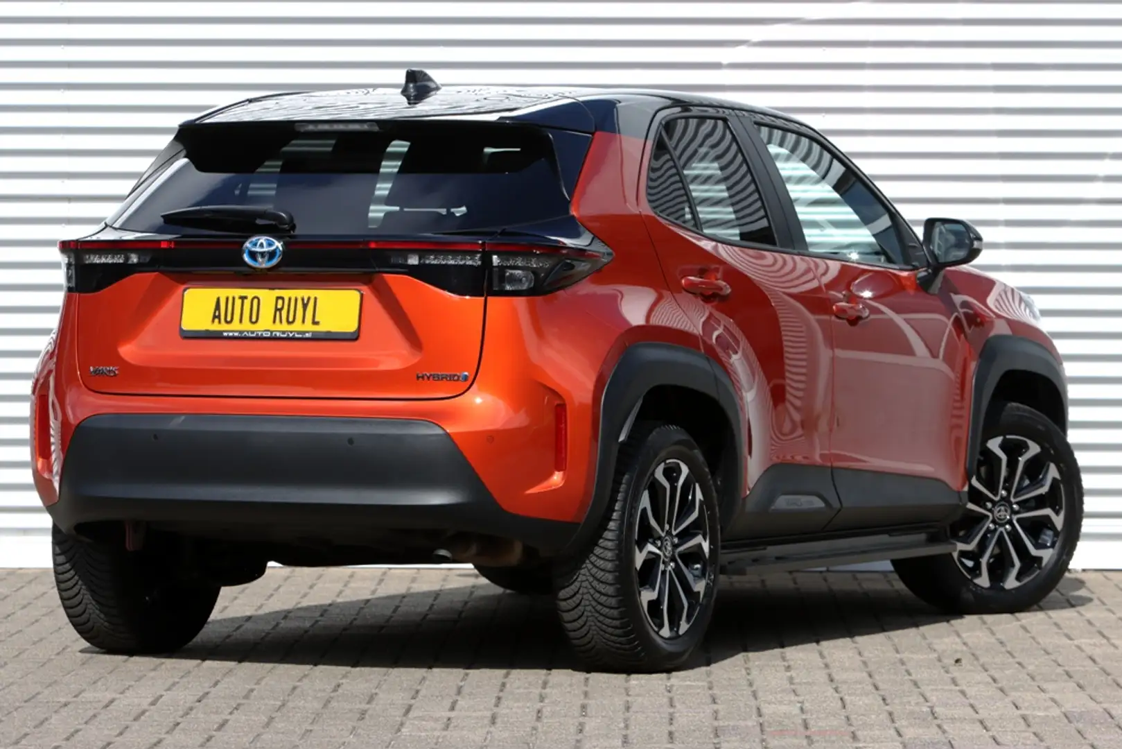 Toyota Yaris Cross 1.5 Hybrid Spicy Edition Bi-Tone Oranje - 2