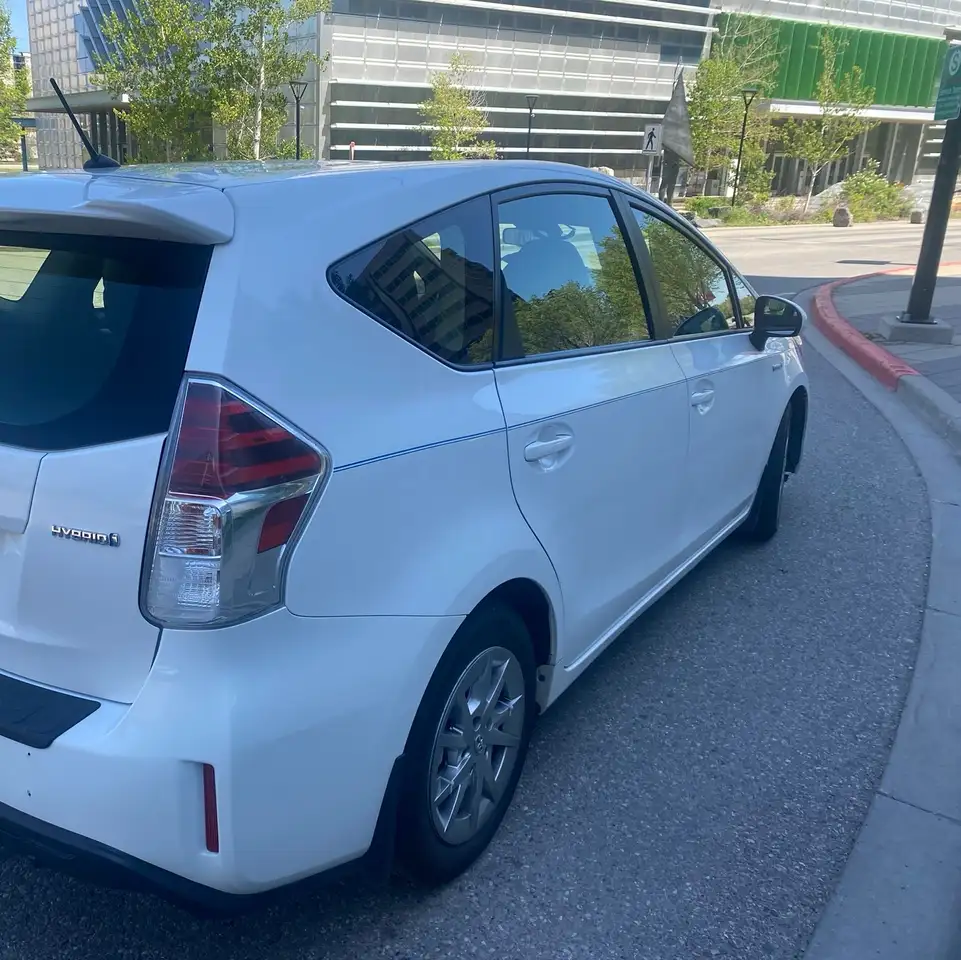 Toyota Prius v снимка Toyota Prius v