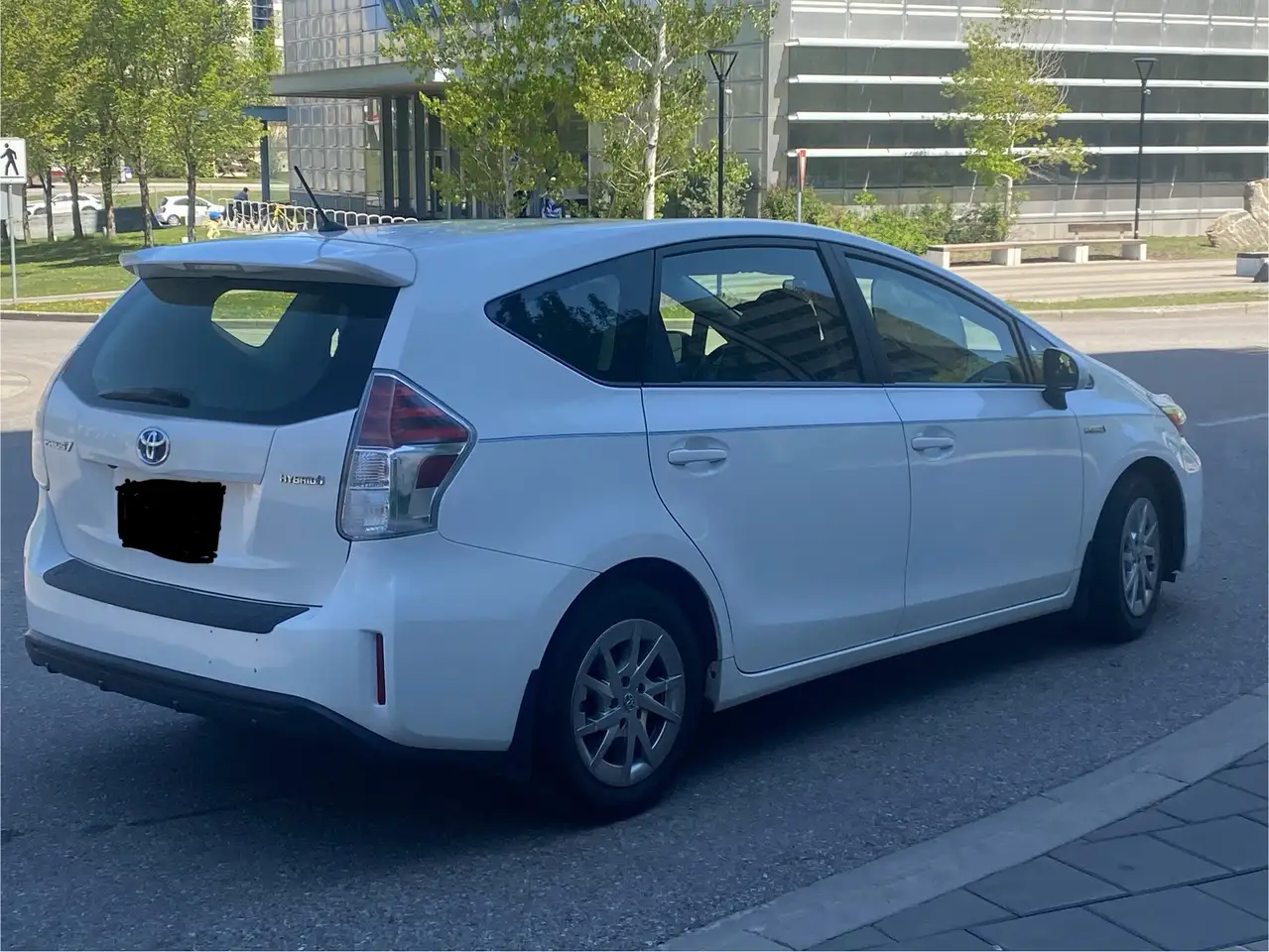 Toyota Prius v снимка Toyota Prius v