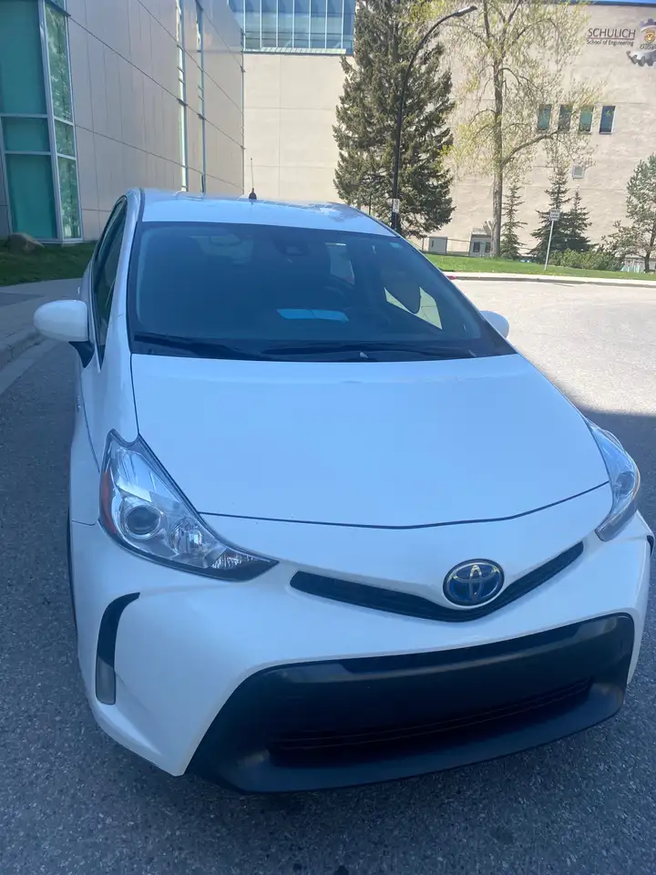 Toyota Prius v снимка Toyota Prius v
